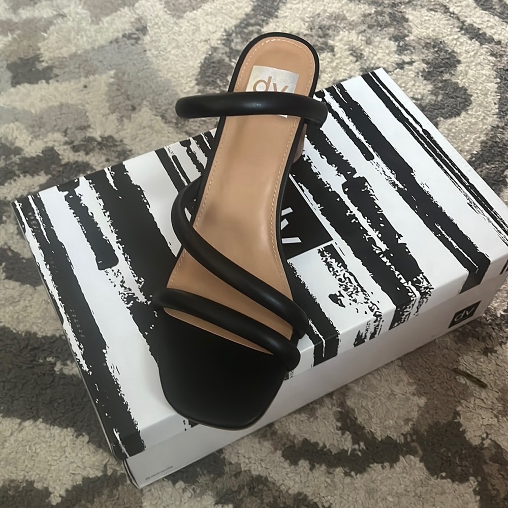 New in box women’s size 9 DOLCE VITA heel sandals